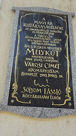 Melykut-20170811-varosemlektablaváros.jpg